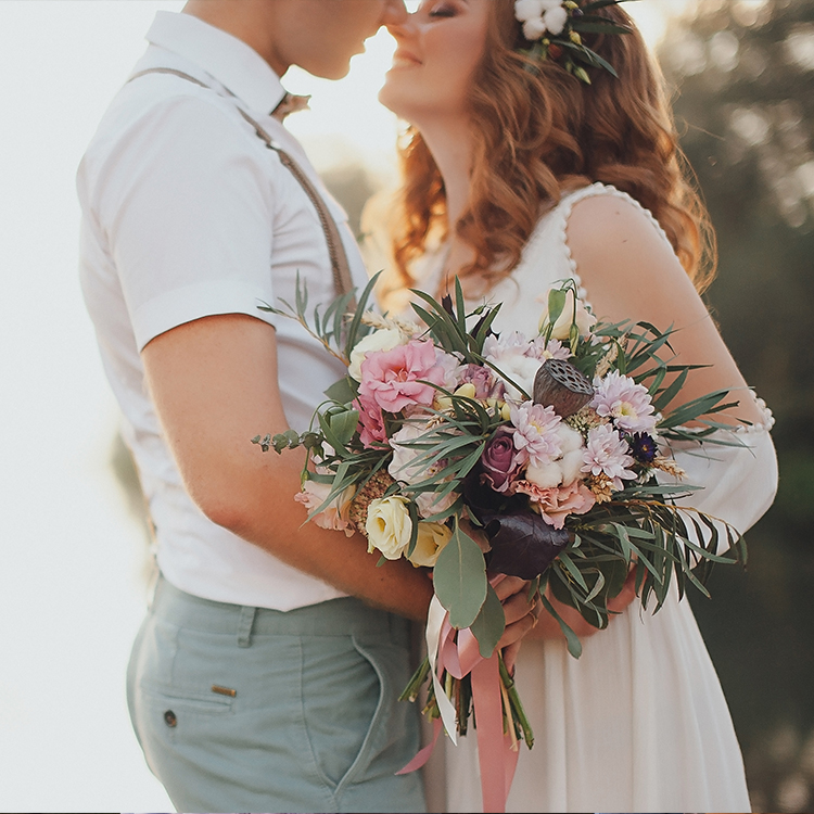 Brautpaar einer Vintage- und Bohohochzeit